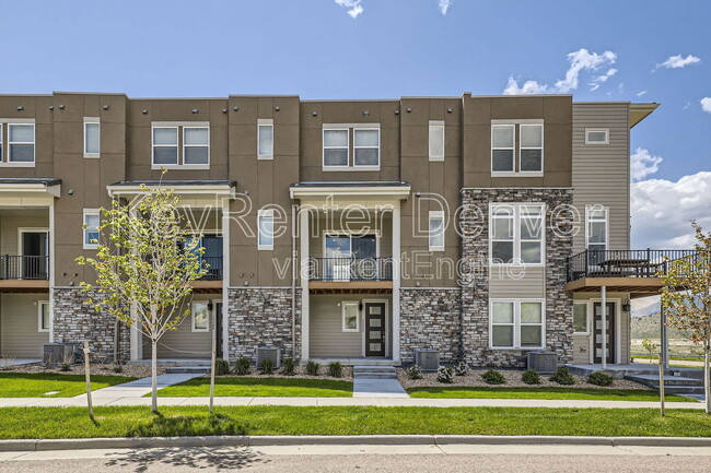 Building Photo - 15592 W Warren Ave