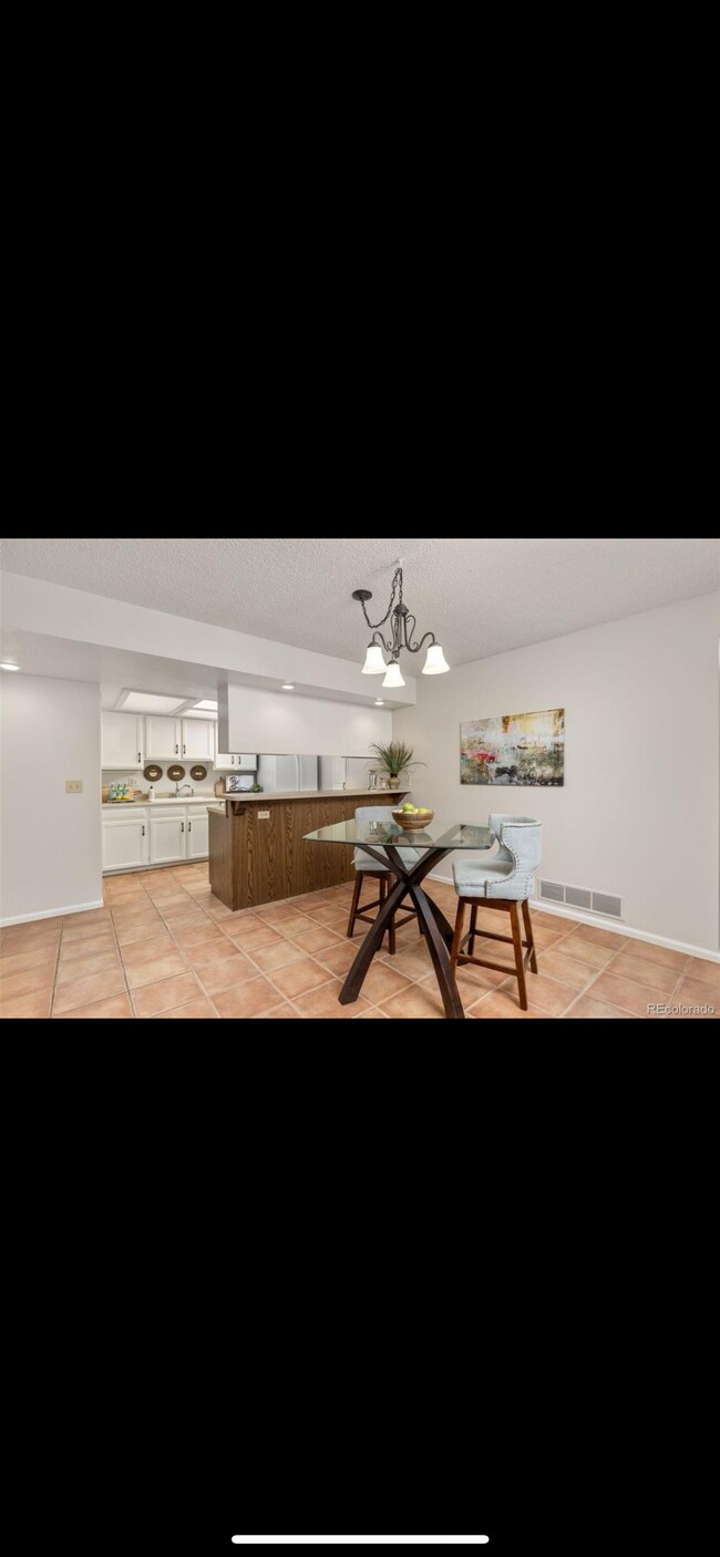 Dining area - 1410 S Troy St