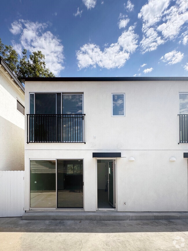 Building Photo - 5644 Aldama St