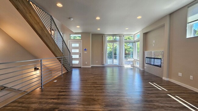 Building Photo - 3 Bed 3.5 Bath Townhome in the Heart of Do...