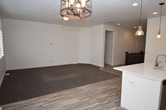 Building Photo - Gorgeous 5 Bed 3 Bath home in Herriman!!!