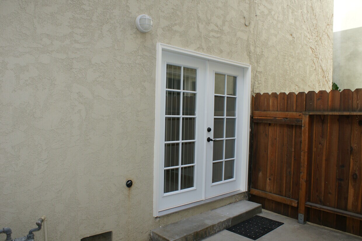 Entry and Patio - 420 Marine Pl