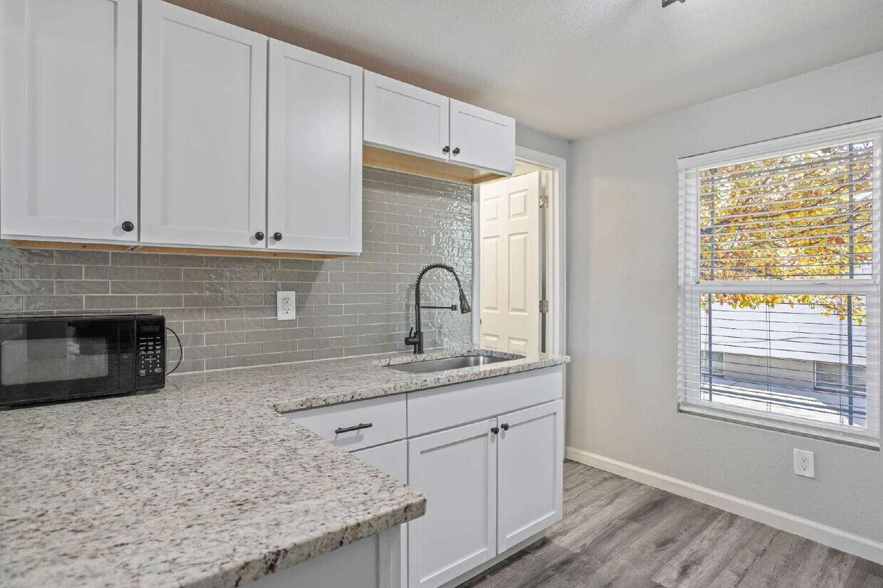 Foto principal - Cute Single Family Home Ready Now!