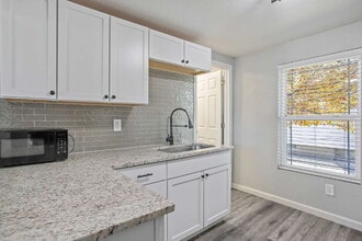 Building Photo - 615 E 6th St