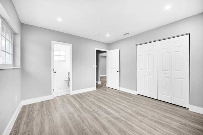 Foto del edificio - 643 NE 149th St