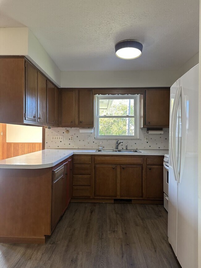 Foto del edificio - Welcome to this charming 3-bedroom, 2-bath...