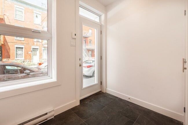 Building Photo - 364 Rue Delinelle