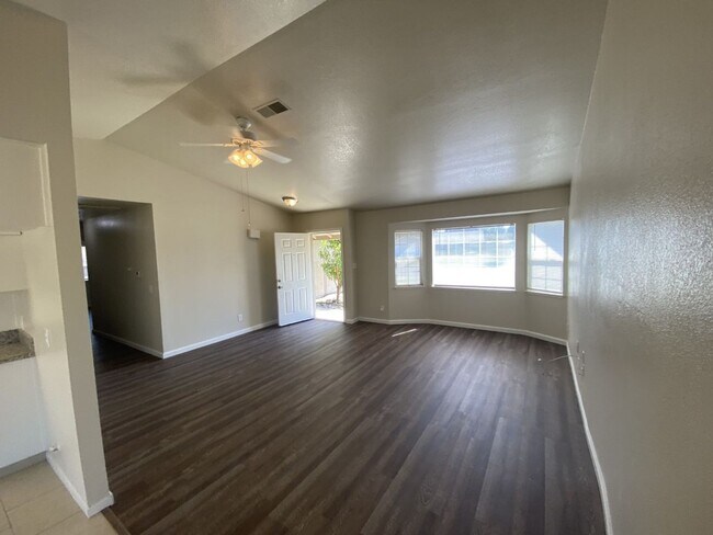 Foto del edificio - TAKE A LOOK AT THIS BEAUTIFUL 3 BEDROOM HOME! (Avail. 8/29/17)