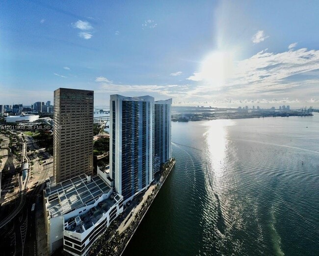Foto del edificio - 325 S Biscayne Blvd