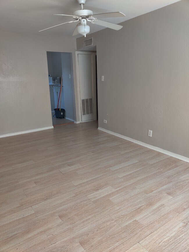 Sala de estar - 1210 Pecan Blvd