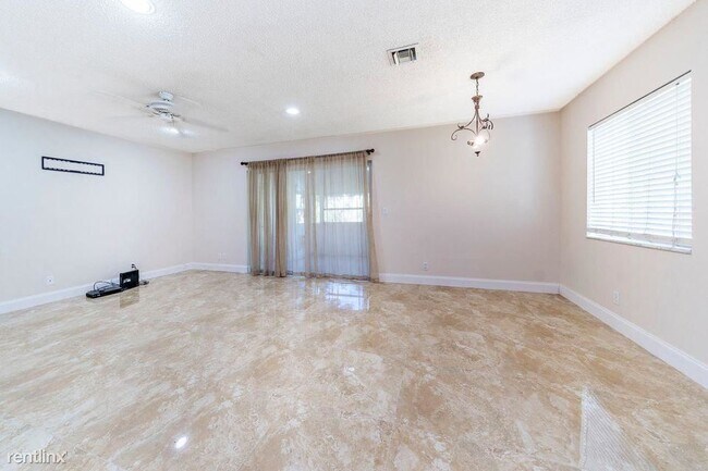 Foto del edificio - 3 br, 2.5 bath House - 1335 SW 48th Ter