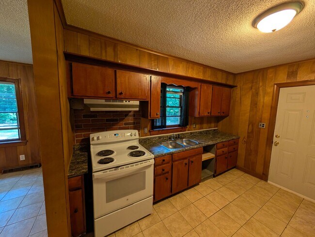 Foto del edificio - 3 Bedroom, 1.5 Bath Home with HVAC & Fence...