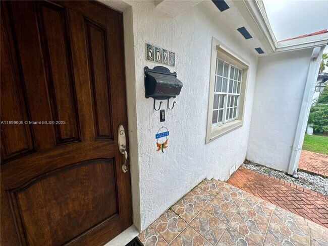 Foto del edificio - 5760 SW 10th St