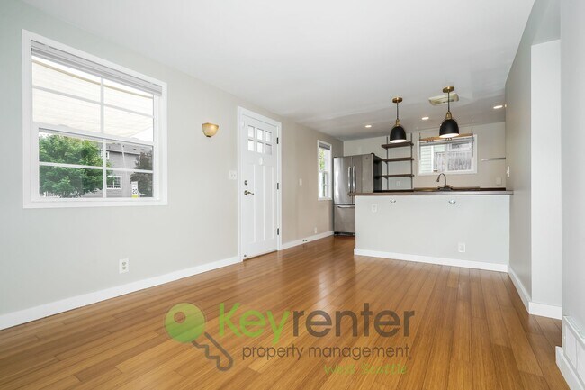 Building Photo - Inviting 3bed Seattle Home with Garage, Yard, and Parking!