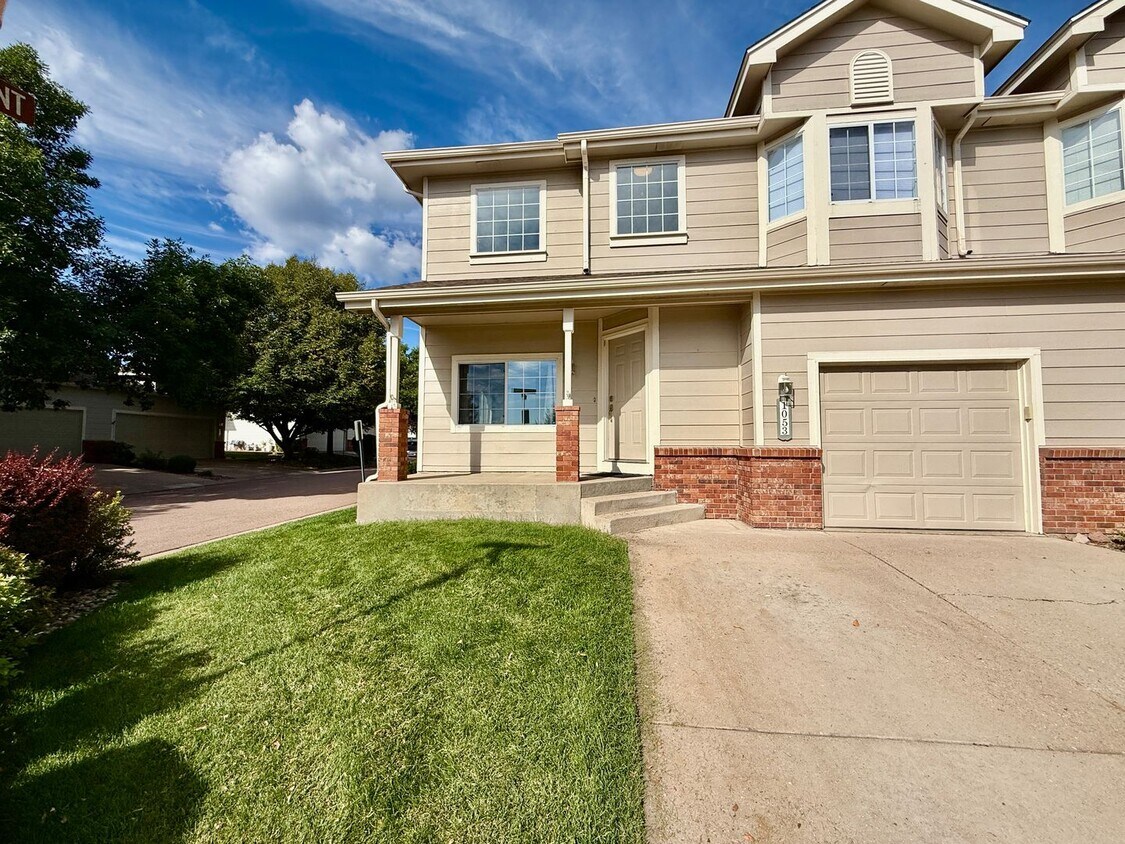 Foto principal - Beautiful 2 Bedroom Townhome- Minutes from...