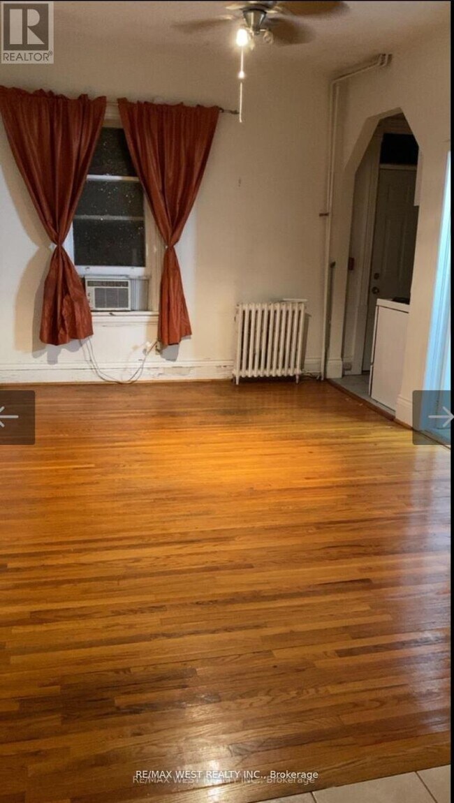 Photo du bâtiment - 730 Logan Ave