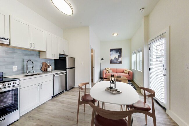 Building Photo - Newly renovated apartment at Oakbrook! 2.5...