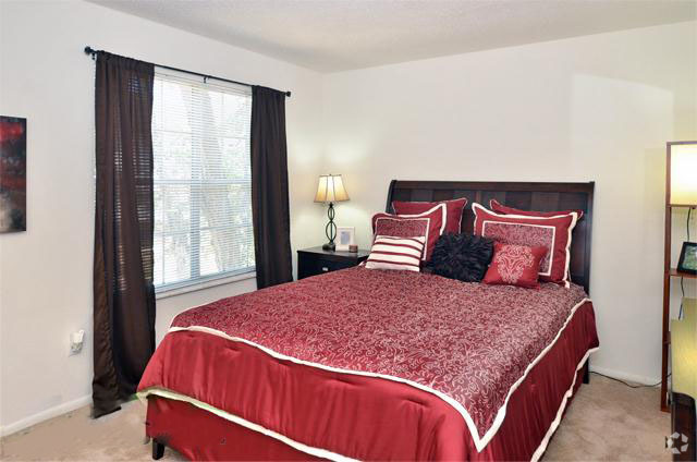 Bedroom - Whispering Lake Apartments