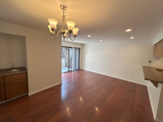 Amplio comedor y sala familiar con barra con fregadero. - 1312 Shaddick Dr