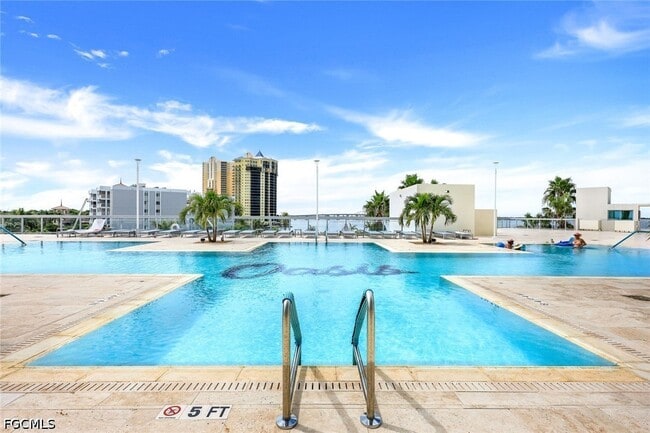 Foto del edificio - 3000 Oasis Grand Blvd