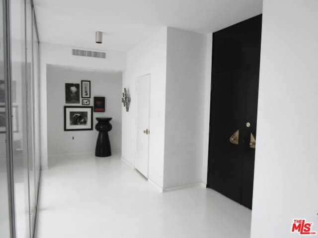 Building Photo - 8787 Shoreham Dr
