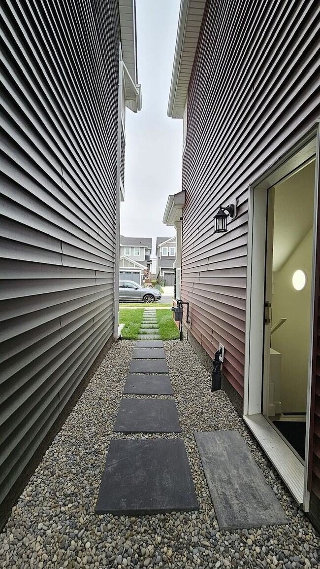 Photo du bâtiment - Newly Developed 2-Bedroom Basement Apartment