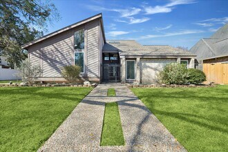 Building Photo - 15754 Walkwood Dr