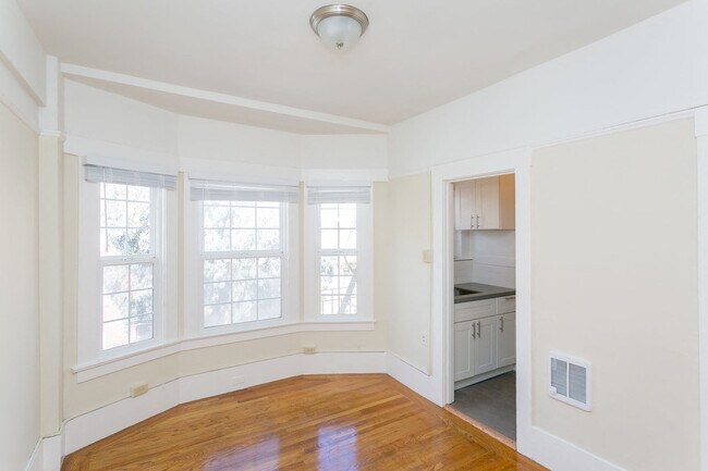 Interior Photo - 1025 Post