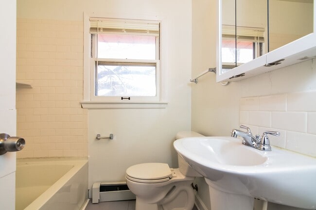 Building Photo - 314 Knox Ave N