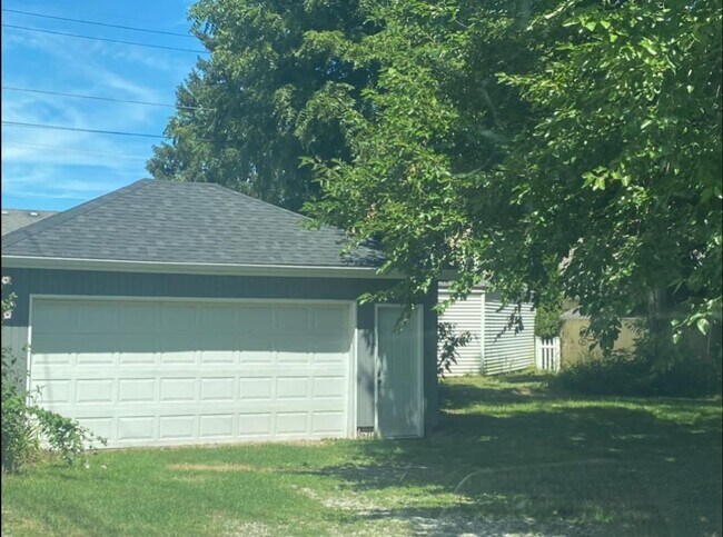 Building Photo - Huge 4 bed 2 bath 2 story