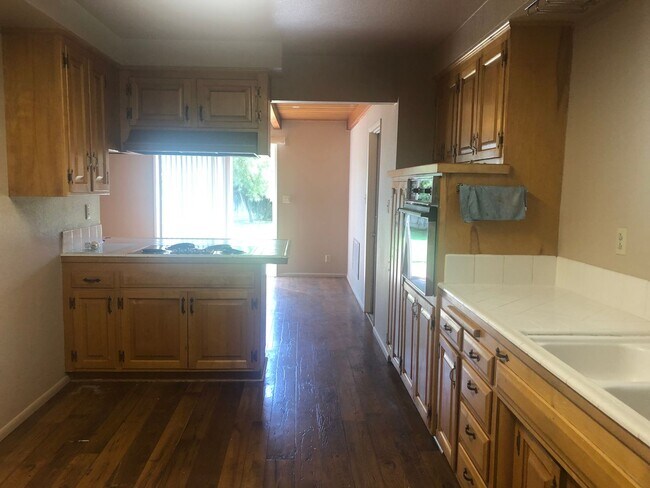 Building Photo - 3 Bed 2 Bath Presidential Home near Los Banos High School with HUGE Backyard!