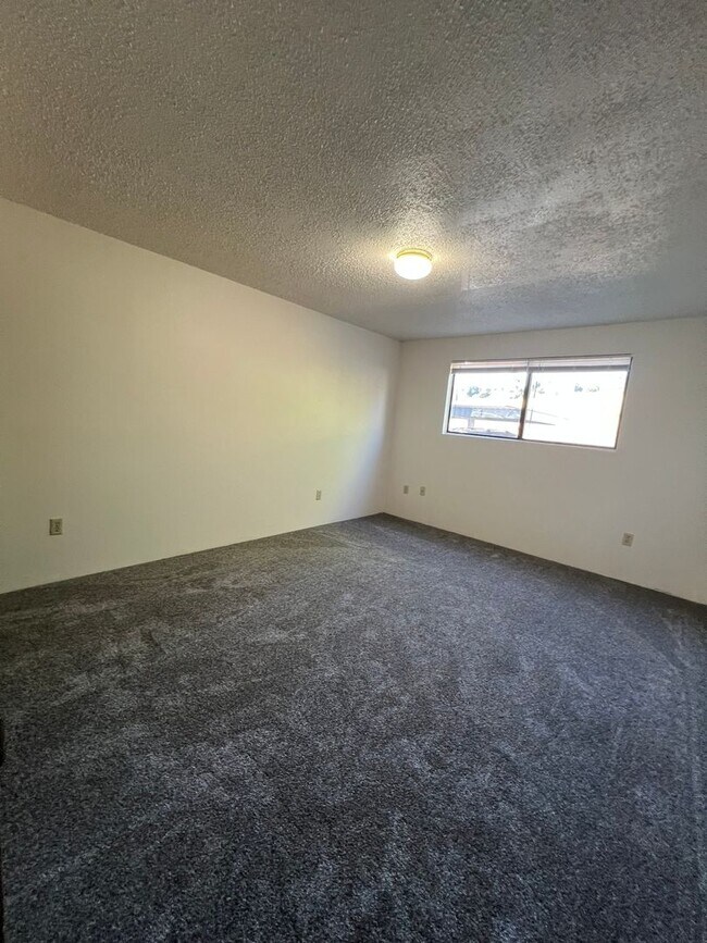Foto del edificio - 2 Bedroom, 1.5 Bathroom Apartment - Only m...