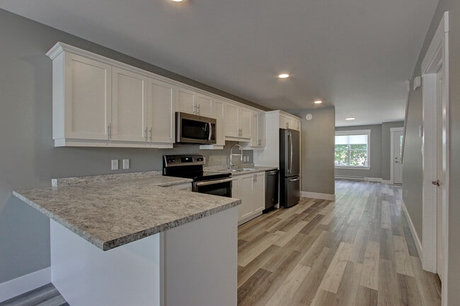 Building Photo - 771 Maclaren Av