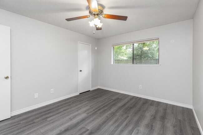 Foto del edificio - 4011 Flint Creek Dr