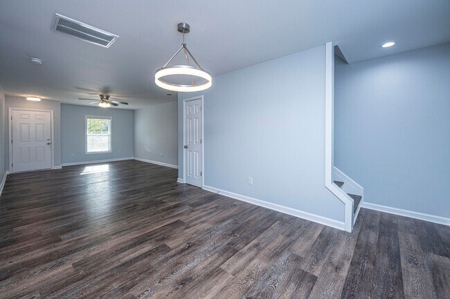 Foto del edificio - **COMPLETLEY RENOVATED** 4 Bed, 3 Bath Home In Summerville!!