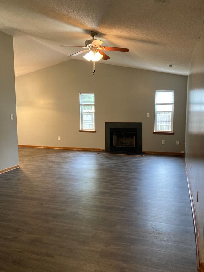Building Photo - Well Maintained, 3 Bedroom Home on a Corne...