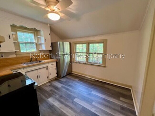 Foto del edificio - 604 Huckleberry Hill Rd