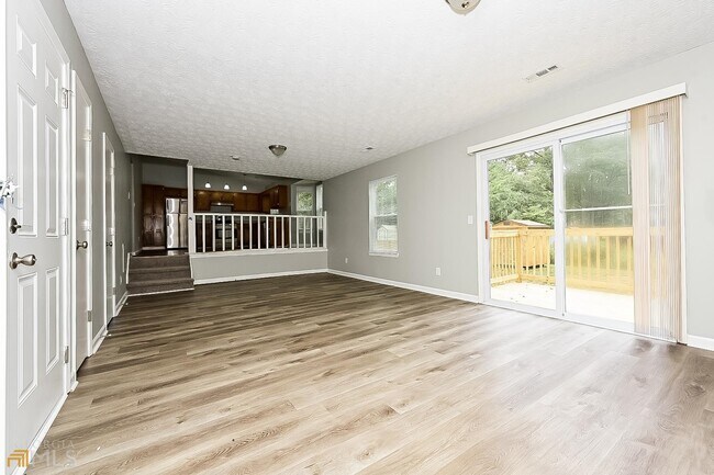 Building Photo - 3042 Medina Dr