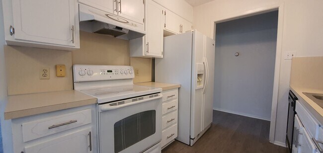 Building Photo - Spacious 4 bed, 2 bath home AVAILABLE SOON!