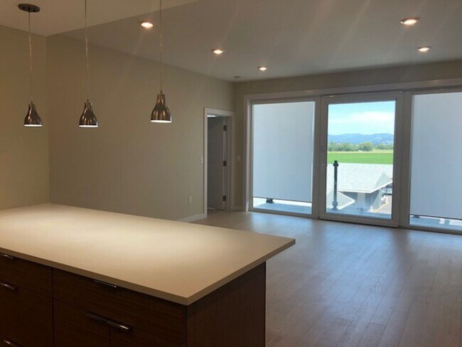 Foto del edificio - Beautiful Talbach House Condo!