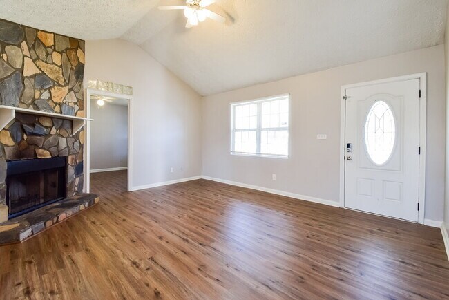 Foto del edificio - 5215 Austin Pl