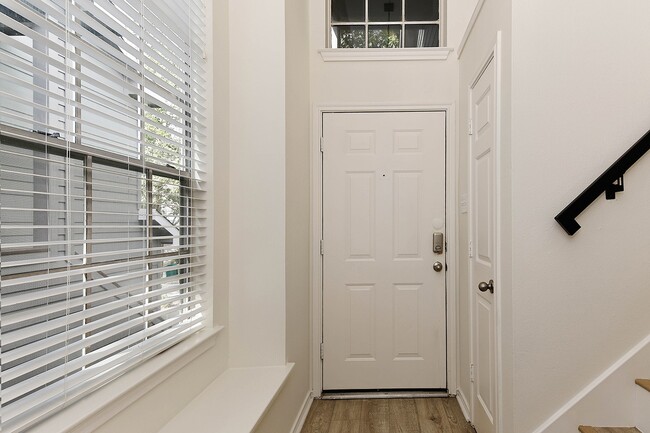 Foto del edificio - 222 Blushwood Pl