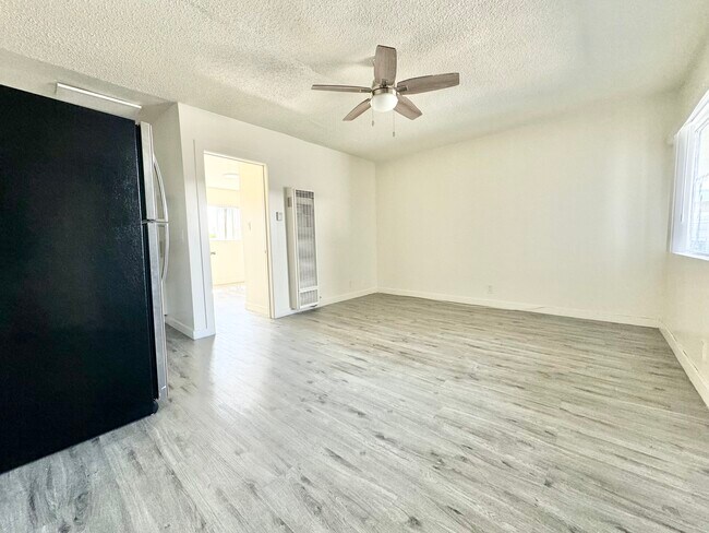 Building Photo - 510 W 87th St Los Angeles, CA 90044