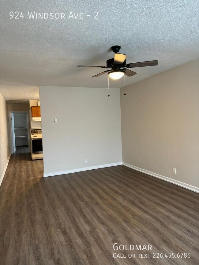 Building Photo - Large 1 bedroom unit available immediately