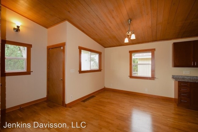 Building Photo - 3 br, 2 bath House - 4108 SE Risley Ave