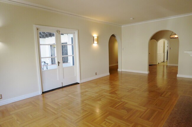 Foto del edificio - Huge 2 Bedroom flat with 2 Car Tandem Parking