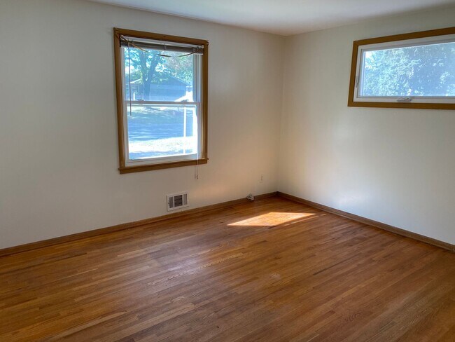 Foto del edificio - Charming 4-Bedroom Home in Fridley — Great...