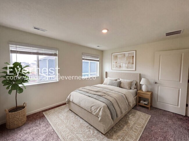 Building Photo - 3 Bed/3 Bath Home with Fenced Yard & Garage / Available Now!
