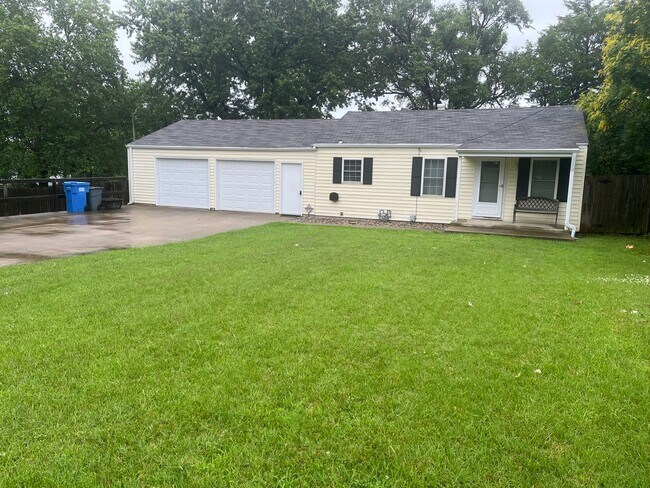 Building Photo - EXTREMELY WELL KEEP HOME SITTING ON 1/2 AC...