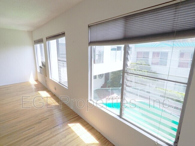 Foto del edificio - 7920 Selma Ave